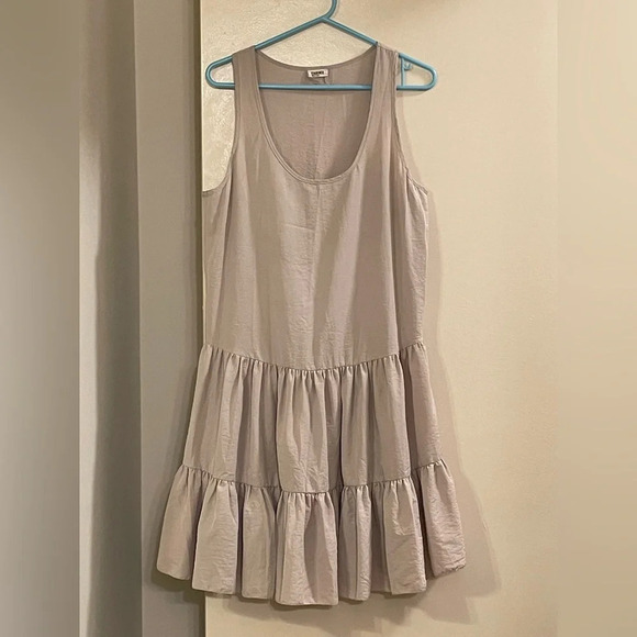 L'AGENCE Scoop Neck Tiered Mini Dress in Neutral - Picture 4 of 10